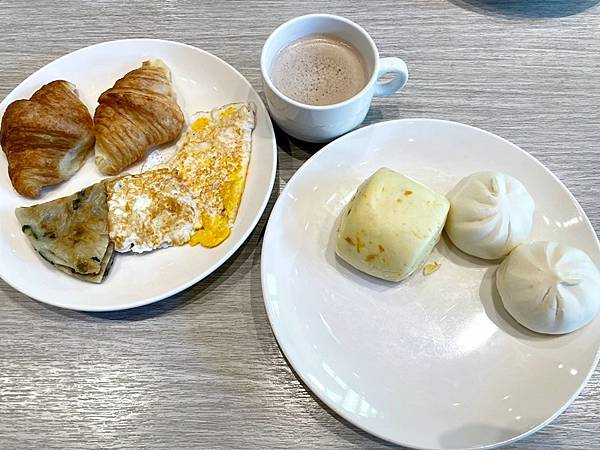 早餐隨意拿了一些吃 早餐隨意拿了一些吃