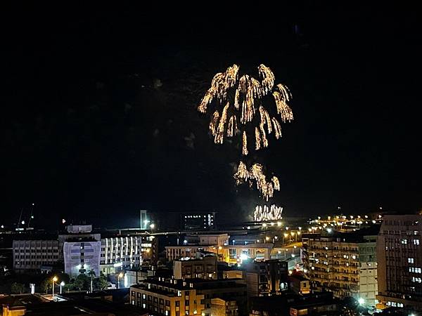 剛好遇到遠處放高空煙火 剛好遇到遠處放高空煙火