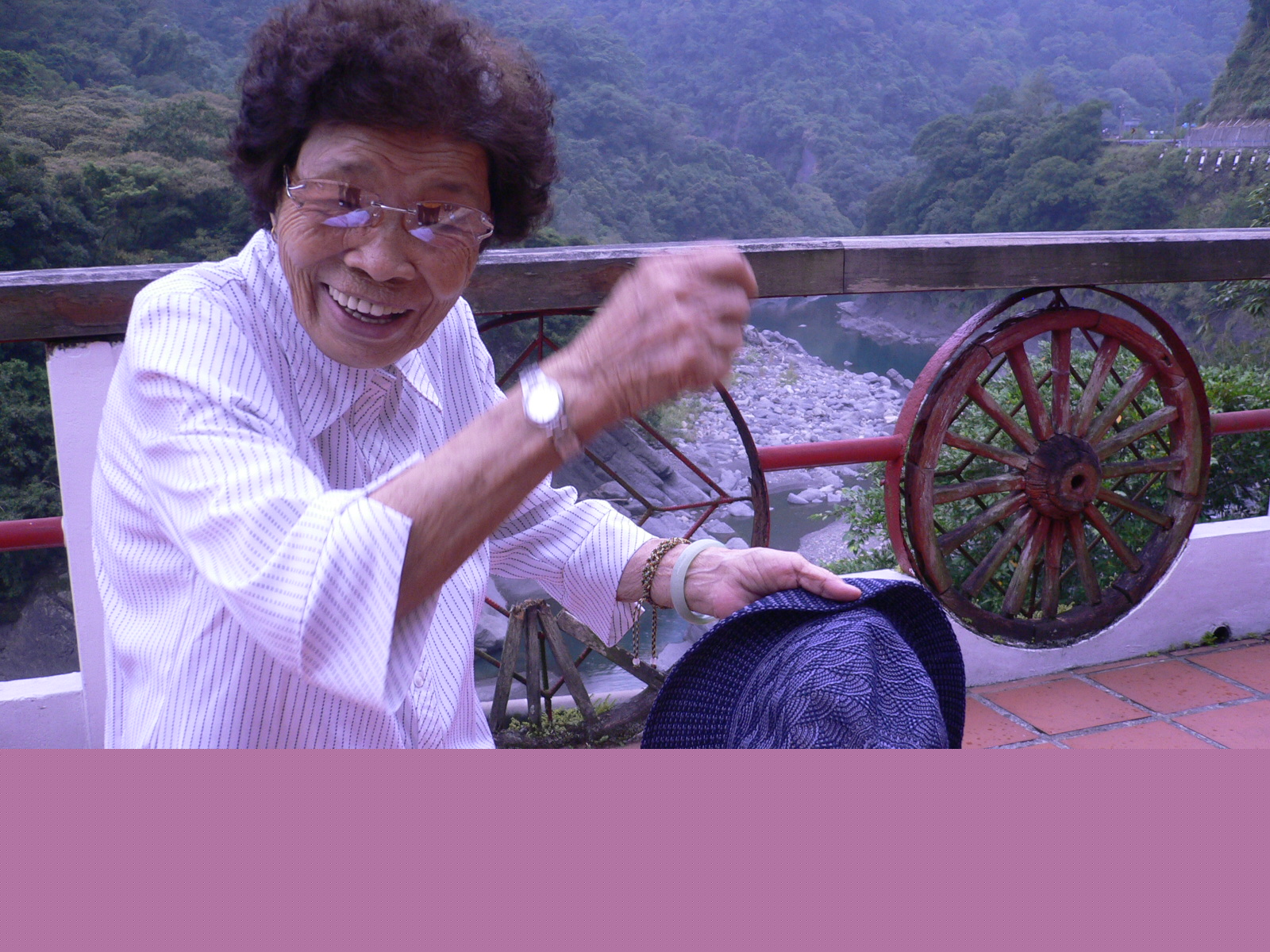 小桃阿嬤應其他阿嬤要求,擺出剖椰子的姿勢_滿妹阿嬤攝.JPG 小桃阿嬤應其他阿嬤要求,擺出剖椰子的姿勢_滿妹阿嬤攝.JPG