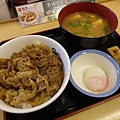 【食】日本東京★松屋牛丼★日本連鎖平價牛丼飯，經濟實惠省荷包喔！