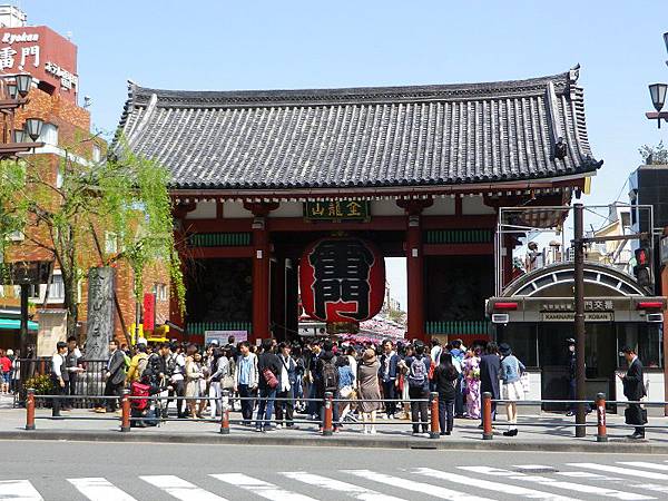 【遊】日本東京★雷門+仲見世通(小吃禮品一條街)+傳法院通+金龍山淺草寺(寶藏門、五重塔、晴空塔、淺草神社)+新仲見世通★地鐵淺草站。自由行 【遊】日本東京★雷門+仲見世通(小吃禮品一條街)+傳法院通+金龍山淺草寺(寶藏門、五重塔、晴空塔、淺草神社)+新仲見世通★地鐵淺草站。自由行