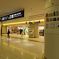 【分享】日本北海道★新千歲空港NEW CHITOSE AIRPORT。機場航廈介紹★新千歲機場有哪些商店，伴手禮該怎麼買