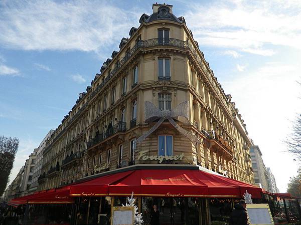 香榭麗舍大道(Av. des Champs-Élysées)上有各種名牌的專賣店