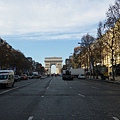 站在香榭麗舍大道(Av. des Champs-Élysées)上看凱旋門(Arc de Triomphe)