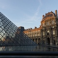 羅浮宮博物館(Musée du Louvre)，傍晚的陽光為建築物打上了微弱燈光