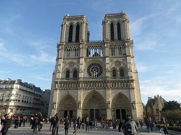 巴黎聖母院(Notre-Dame de Paris)是維克多.雨果小說筆下鐘樓怪人的場景。三座門由左而右分別為聖安娜門、耶穌門、聖母門，教堂為哥德式建築，主要以拱、柱為主要結構，門洞上方是國王廊，分別代表以色列和猶太國歷代國王的二十八尊雕塑，中間的玫瑰花形大圓窗，直徑約10公尺，中央供奉著聖母聖嬰，兩邊立著天使的塑像。兩側立的是亞當和夏娃的塑像，最上層為鐘樓，遊客可藉由376階的石梯上南鐘樓觀賞巴黎市中心的景色