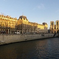 站在聖米歇爾橋(Pont Saint-Michel)上可以看見巴黎聖母院(Notre-Dame de Paris)就在遠方