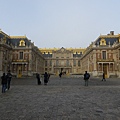 凡爾賽宮(Château de Versailles)大理石庭院，正面的二層紅磚樓房即路易十三的狩獵行宮，後來由路易十四增建修繕