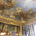 凡爾賽宮(Château de Versailles)裡，由歷史廊開始，接著路易十四廳、大居室、戰爭廳等，只要抬頭就有欣賞不完的壁畫