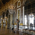 凡爾賽宮(Château de Versailles)的鏡廳(Galerie des glaces)，除了用來舉行盛大的化妝舞會，更是朝覲儀式和外國使節接見儀式舉行的場所