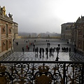 由凡爾賽宮(Château de Versailles)中的窗戶可看到宮外景致