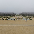 眼前的是凡爾賽宮(Château de Versailles)後方宮廷花園中的拉朵娜噴泉，花園面積約100公頃，以阿波羅噴泉為中心(再遠處)，花園內有1400個噴泉以及一條長1.6公里的十字形人工大運河，花園內還有森林、花徑、溫室、柱廊、神廟、村莊、動物園和眾多散布的大理石雕像