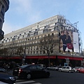 拉法葉百貨(Galeries Lafayette)，也有人叫他老佛爺百貨，緊鄰著他的是春天百貨(Printemps Haussmann)