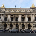 加尼葉歌劇院(Palais Garnier)，通常稱為巴黎歌劇院(Opéra de Paris)，巴黎歌劇院是一座新巴洛克風格的建築，歌劇院裡擁有1979個座位