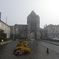 城門的左手邊是遊客服務中心(Office du Tourisme de Moret Seine & Loing)，建議可以在這裡上免費的廁所再進城好好逛逛