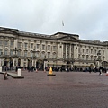 白金漢宮(Buckingham Palace)，是英國君主位於倫敦的主要寢宮及辦公處，建築風格為新古典主義，正面廣場圍以鑄鐵柵欄，為皇家衛隊換崗儀式的場所。女王平常會在白金漢宮(Buckingham Palace)工作，週末會回到溫莎城堡(Windsor Castle)。只要白金漢宮(Buckingham Palace)中央的旗桿上飄揚的是王室旗幟，代表女王在宮殿裡，若是看到英國國旗則代表女王不在宮殿，相反的，在溫莎城堡(Windsor Castle)也是以同樣的方式表示