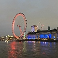 站在西敏橋(Westminster Bridge)上看倫敦眼(Coca Cola London Eye)與泰晤士河景。倫敦眼(Coca Cola London Eye)又稱為千禧之輪(Millennium Wheel)是世界上首座、也曾經是世界最大的觀景摩天輪，2015年1月時在可口可樂英國分公司的贊助下，更名為可口可樂倫敦眼。倫敦眼(Coca Cola London Eye)共有32個乘坐艙，全部設有空調，不能開窗，每個乘坐艙可載客約25名，旋轉一圈需時約30分鐘