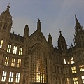 西敏宮(Palace of Westminster)，又稱國會大廈(Houses of Parliament)，是哥德復興式建築的代表作之一，1987年被列為世界文化遺產。西北角的鐘樓就是著名的大笨鐘所在地
