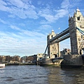欣賞倫敦塔橋(Tower Bridge)的同時，也可以一併看到一旁的倫敦塔(Tower of London)