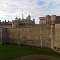 倫敦塔(Tower of London)由御用侍從衛士(Yeoman warder，又常被稱為Beefeater，意指食牛肉者)管理，他們既是導遊，又是守衛，本身還是旅遊者的觀賞對象。每個傍晚，守衛會參加交鑰匙儀式，因為倫敦塔(Tower of London)晚間是關閉的，根據傳統，傍晚過後至隔天早晨期間，無論是什麼理由任何人都不可以進入或離開倫敦塔(Tower of London)