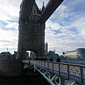 倫敦塔(Tower of London)的對面就是倫敦塔橋(Tower Bridge)，一座橫跨泰晤士河的鐵橋，我們漫步在橋上一邊欣賞河景