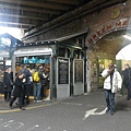 博羅市場(Borough market)的橋下有一間魚薯專賣店fish!kitchen<，有好幾種魚類可以選擇，不同魚類有不同價位