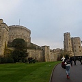 溫莎城堡(Windsor Castle)目前是英國王室溫莎王朝的家族城堡，也是現今世界上有人居住的城堡中最大的一個。溫莎城堡(Windsor Castle)也是英國君主主要的行政官邸。現任英國女王伊麗莎白二世每年有相當多的時間在溫莎城堡(Windsor Castle)度過，在這裡進行國家或是私人的娛樂活動。左側就是圓塔(The round tower)，只要英國女皇在城堡裡，塔上就會插著王室旗幟，其餘時間則是插著英國國旗(和白金漢宮(Buckingham Palace)一樣)