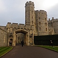 走進溫莎城堡(Windsor Castle)，到達圓塔(The round tower)之前，會先經過一條城堡通道，由此進入