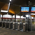 巴黎地鐵車站閘門，進站前看好列車、月台，記得刷卡，紫色圓圈的感應處
