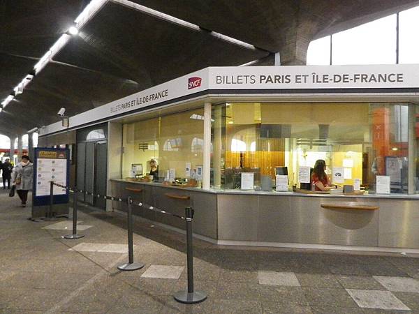 購買Pass Navigo請在地鐵站內找到SNCF的服務櫃檯購買，請準備好1吋照片、5歐元以及你想要儲值的額度(週票或月票)，也能自行到機台操作儲值