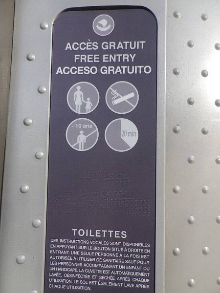 免費公廁外頭的標語及注意事項，不過都是法文，不太體貼觀光客的感覺，噗噗