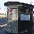 巴黎的免費公廁其實不多，但聽說政府漸漸地有在增加了，設置在人行道上，外觀長這樣，每次進去一個人