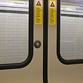 倫敦地鐵(underground/tube)的車門是需要按鈕才會開啟的，不管上車或下車都須按紐，不像台灣列車是自動全開全關