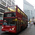 倫敦的地鐵(underground/tube)很方便之外，滿街跑的公車(BUS)也是很便利呀！紅色、雙層就是倫敦公車(BUS)的特色啦！