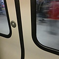 倫敦地鐵(underground/tube)的車門是需要按鈕才會開啟的，不管上車或下車都須按紐，不像台灣列車是自動全開全關