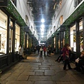 柯芬園(Covent Garden Market)，這條像櫥窗展示的特色小街，走在裡面可以透過玻璃窗看見左右兩邊的店家在賣什麼