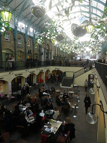 柯芬園(Covent Garden Market)的Market Building，這裡兩旁有商店、餐廳，餐廳有戶外座位，戶外可以欣賞街頭藝人表演