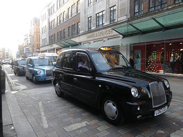 柯芬園(Covent Garden Market)附近看到的計程車，英國的計程車車型都是這種小而巧的復古路線，司機看到我在拍照還跟我打招呼
