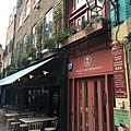 尼爾氏庭園(Neal's Yard)裡頭的商店種類很廣泛，有餐廳、咖啡店、美髮店、SPA店等等，純粹來這裡逛一圈、放空，也是很好的選擇