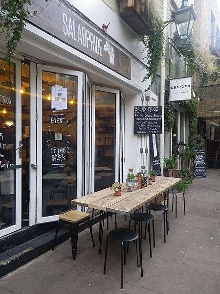 尼爾氏庭園(Neal's Yard)裡其中一間餐廳，我很喜歡他的風格，尤其是門口的擺設，雖然店看起不大，但我接受到他想要表達的感覺了，簡單、自然