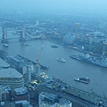 在天空花園(Sky Garden)戶外觀景台賞倫敦市景，倫敦塔橋(Tower Bridge)與泰晤士河(River Thames)