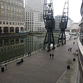 站在金絲雀碼頭(Canary Wharf)車站俯瞰