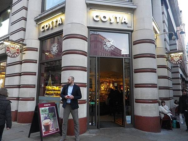 COSTA是一家總部位於英國的咖啡連鎖店，在2010年超越了星巴克，成為英國為市占率最高的咖啡店和最大的連鎖店