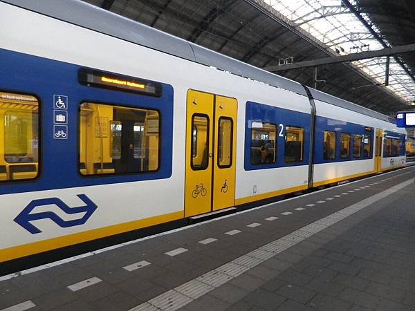 阿姆斯特丹Amsterdam的火車有分單層跟雙層，還有分一等車廂First Class與二等車廂Second Class，我們購買的Travel Ticket 2-Day搭乘火車的話只能坐二等車廂Second Class，列車車身上會寫數字1️或2️，很好辨認(這個寫的是2唷)
