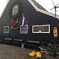 風車村(Zaanse Schans)的重點除了看風車外，另一個重點區域就是荷蘭木鞋製作坊Wooden Shoe Workshop Kooijman