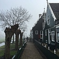 風車村(Zaanse Schans)裡的一條路，也是居民跟商店參雜著，為了避免吵到居民，自發性地盡量安靜參觀不要打擾到他們，不過某些國家的團體遊客一樣大肆喧嘩著