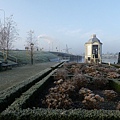 過了橋，這裡是風車村(Zaanse Schans)入口，一旁的花圃以及一個博物館Museum Zaanse Tijd