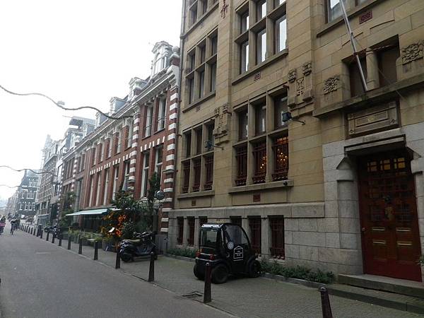 阿姆斯特丹(Amsterdam)街上的小車，是說這樣停車好方便啊XD