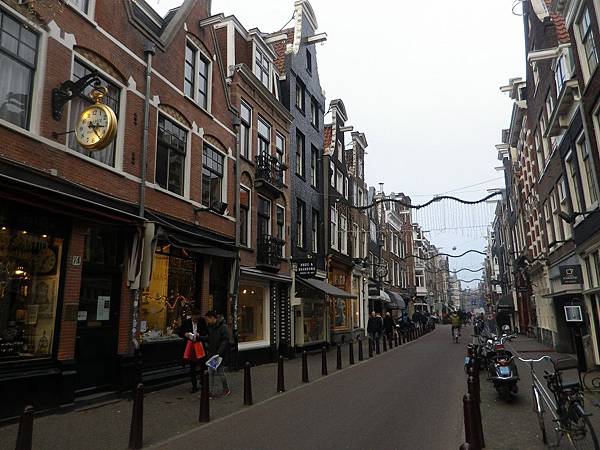 阿姆斯特丹(Amsterdam)的街上，不管路再怎麼小條都設有人行道