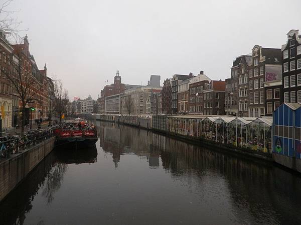 辛格花市(Bloemenmarkt Single)，是由運河上的船屋一一組成的花市(右側那排)